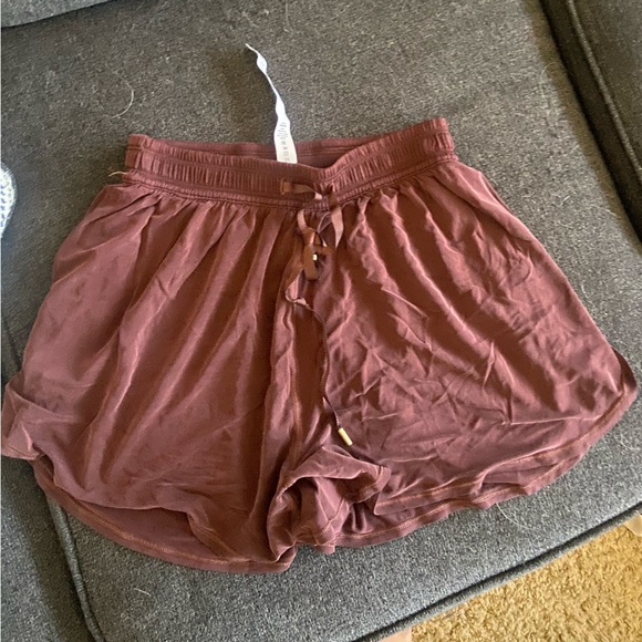 Lululemon Shorts Size 4 - Picture 2 of 3